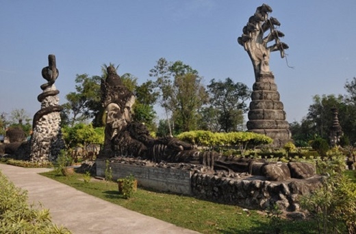 
	
	Sala Kaew Ku là một công viên nổi tiếng với những bức tượng khổng lồ đậm chất Phật giáo và Hindu giáo, thuộc tỉnh Nong Khai, gần biên giới Thái – Lào.